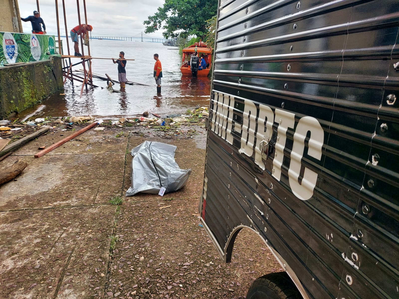 Homem que desapareceu enquanto nadava no Rio Negro em Manaus é encontrado morto