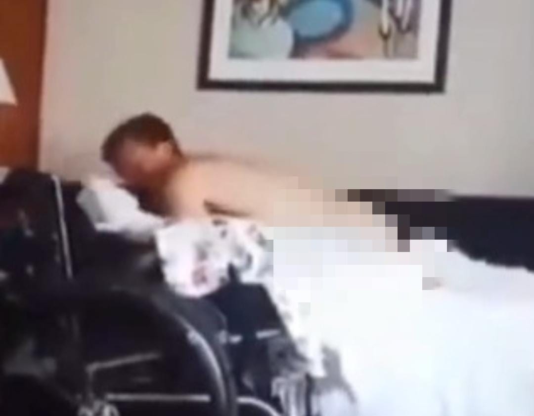 Vaza vídeo em que deputado conservador aparece em cama com homem nu