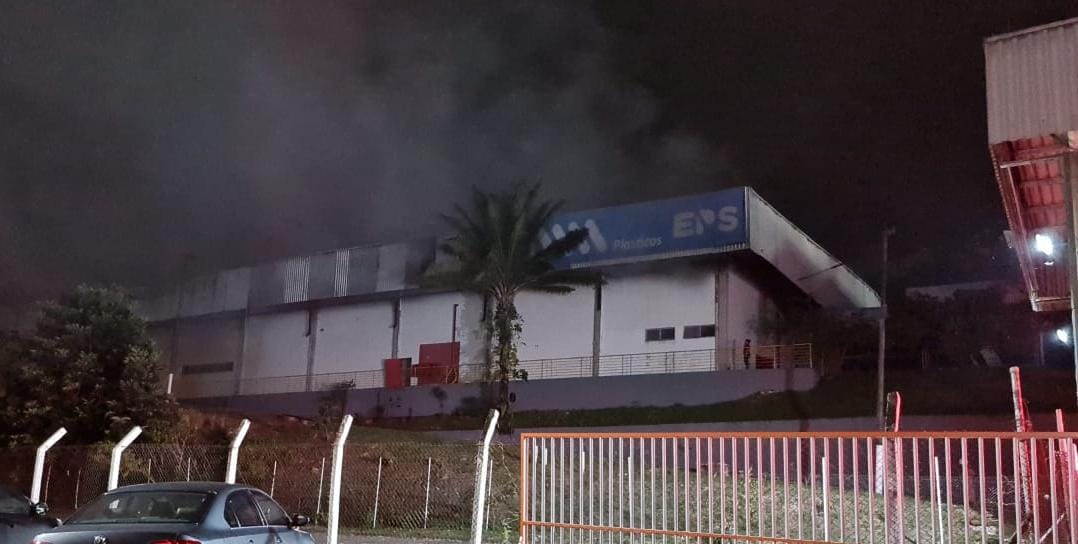 Fogo em empresa no Distrito em Manaus atingiu galpão com materiais inflamáveis