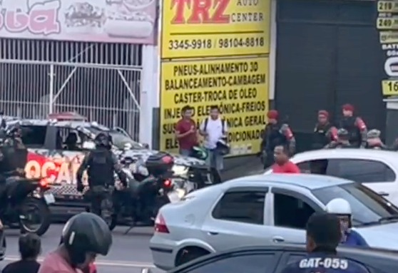 Criminosos sequestram motorista de aplicativo em Manaus; vídeo