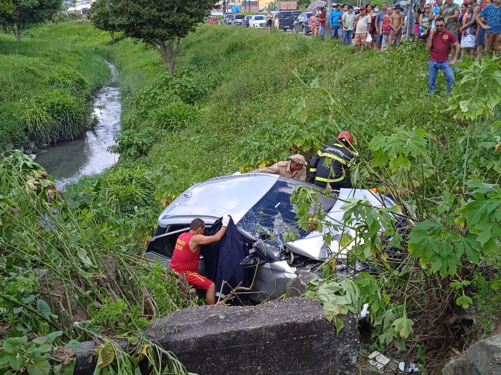 Carro cai em igarapé após ser arremessado em acidente em Manaus