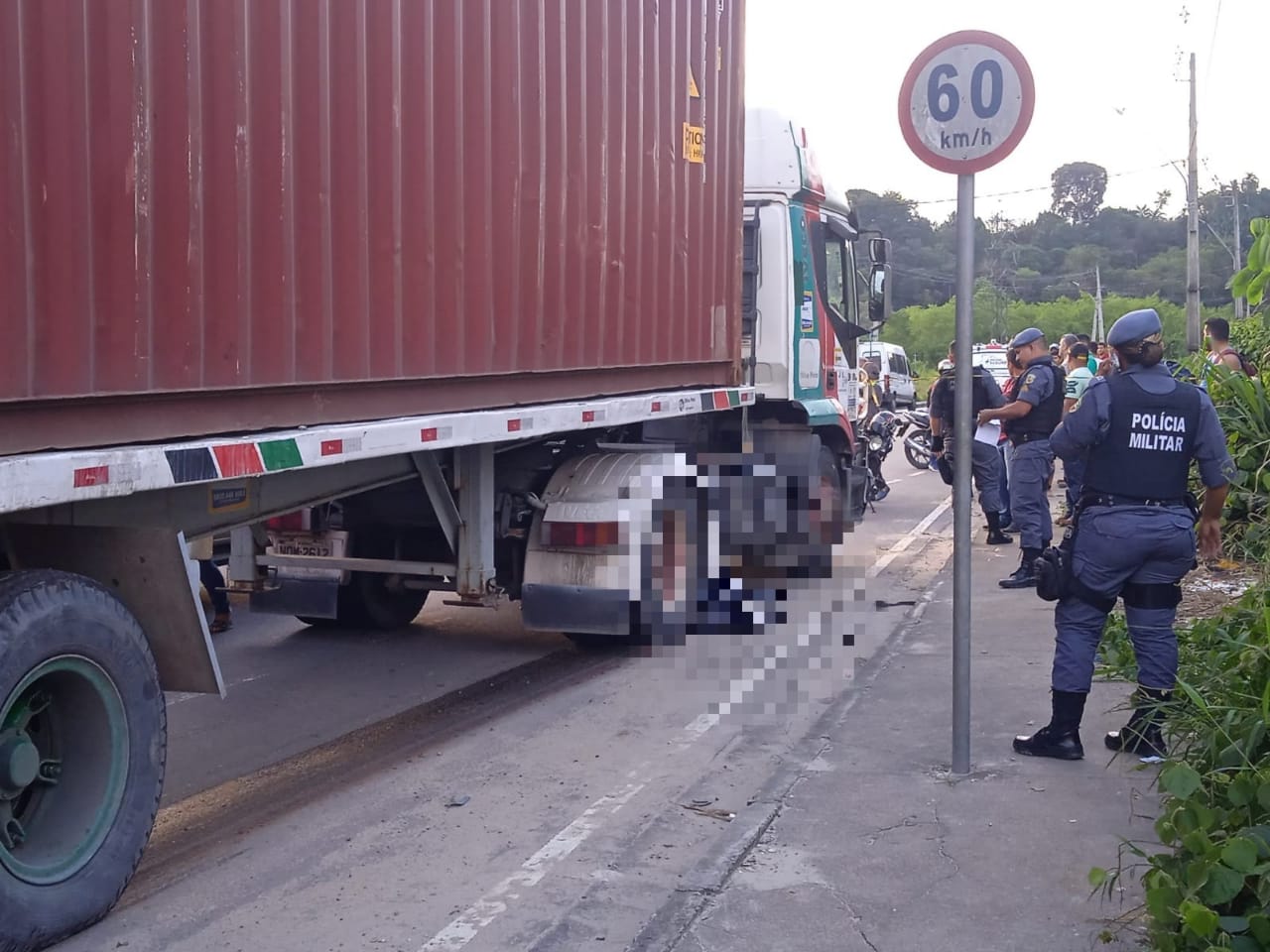 Mulher em motocicleta é esmagada por caminhão durante acidente em Manaus