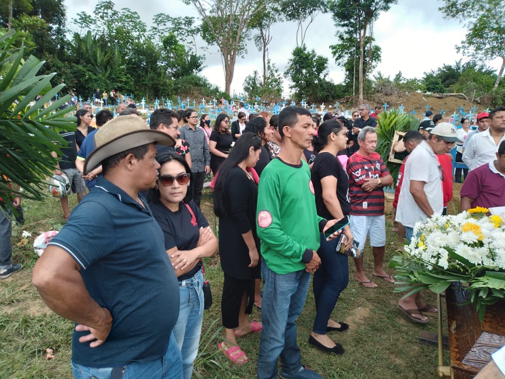 Pai e filha mortos em acidente com carreta são sepultados em Manaus