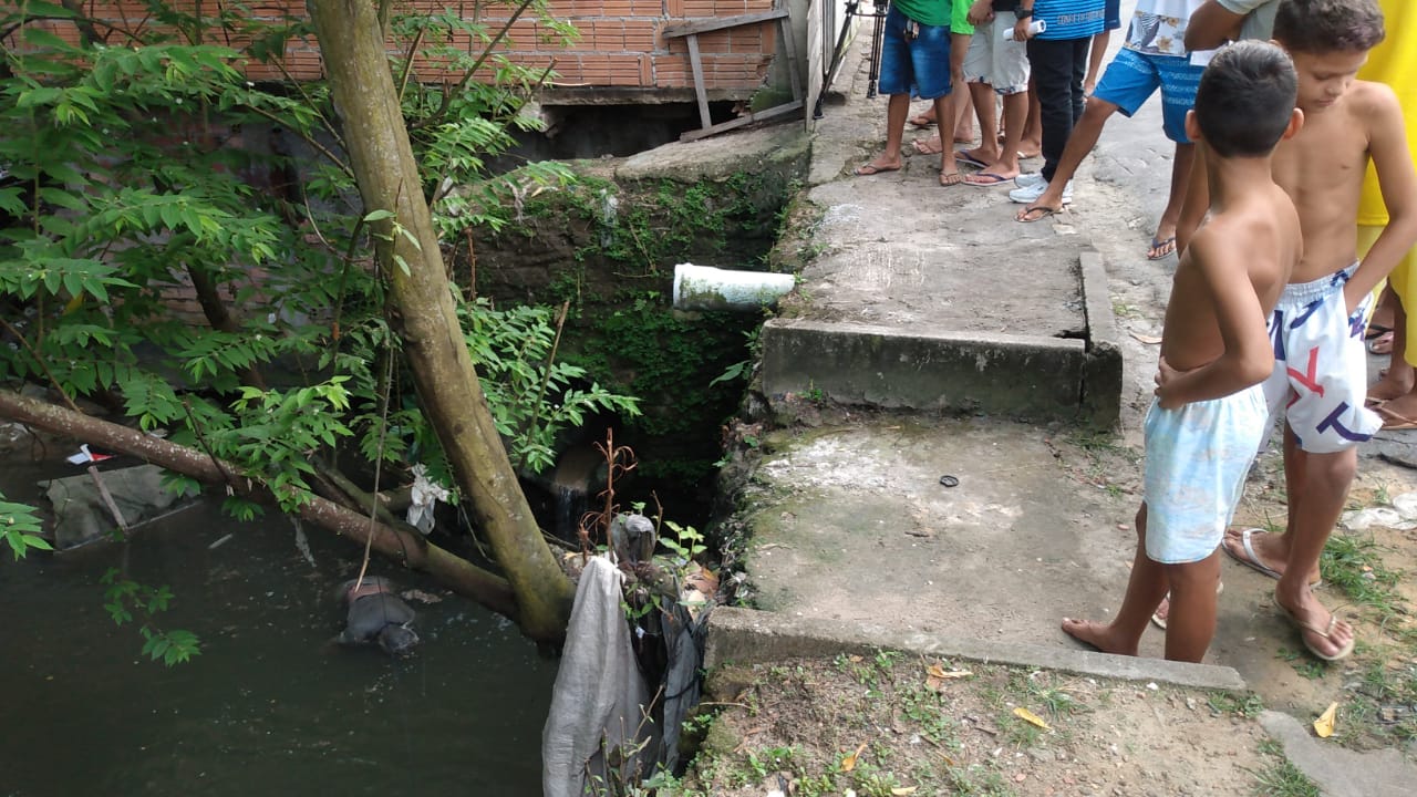 Cercado por jacarés, corpo de homem é encontrado boiando em igarapé de Manaus