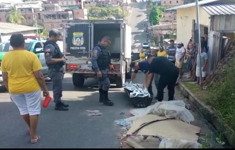 Voltando de bar, motociclista bate de frente com carro em ladeirão e passageira morre em Manaus