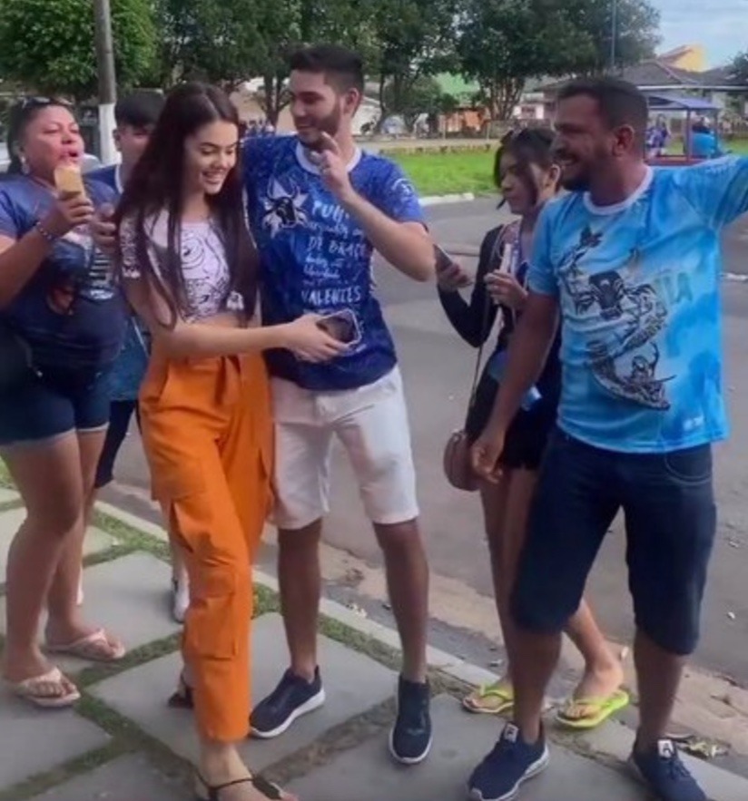 Vídeo: Torcedores do Caprichoso encontram ex-BBB Eslô em Parintins e agradecem por vitória