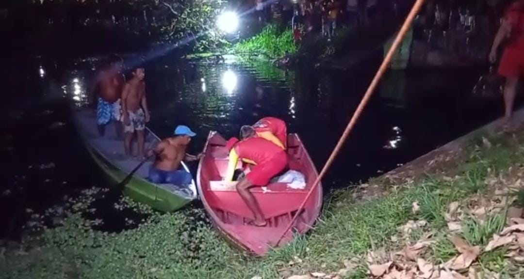 Criança morre afogada após cair em igarapé em Manaus; bombeiros encontram corpo