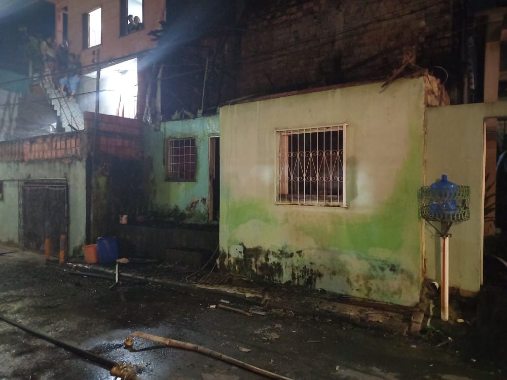 Animais morrem carbonizados durante incêndio que destruiu casa em Manaus 