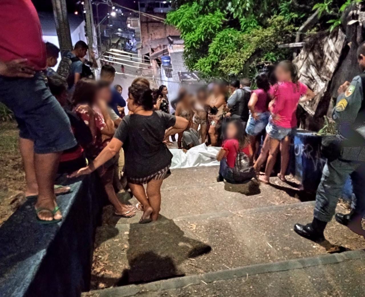 Criminosos matam homem a tiros e deixam outro ferido em área de mata em Manaus