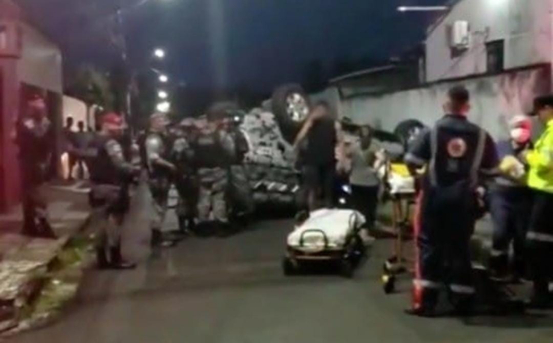 Viatura da Rocam deixa feridos ao capotar em acidente durante perseguição em Manaus