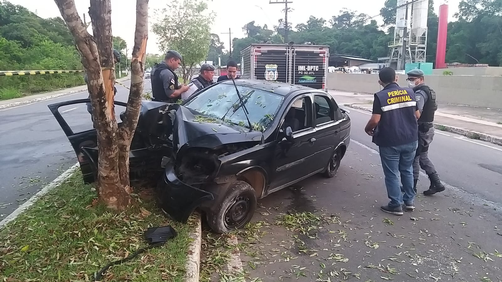 Acidente: Mulher morre após carro atingir árvore em avenida de Manaus