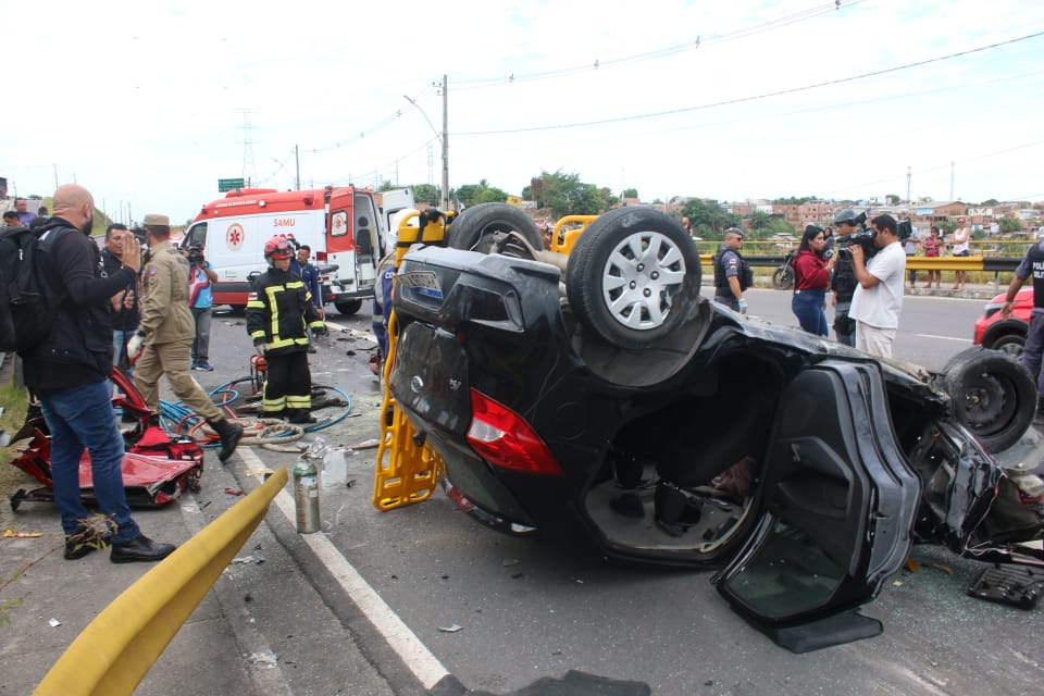 Morre motorista arremessado de carro em acidente gravíssimo na Av. das Flores