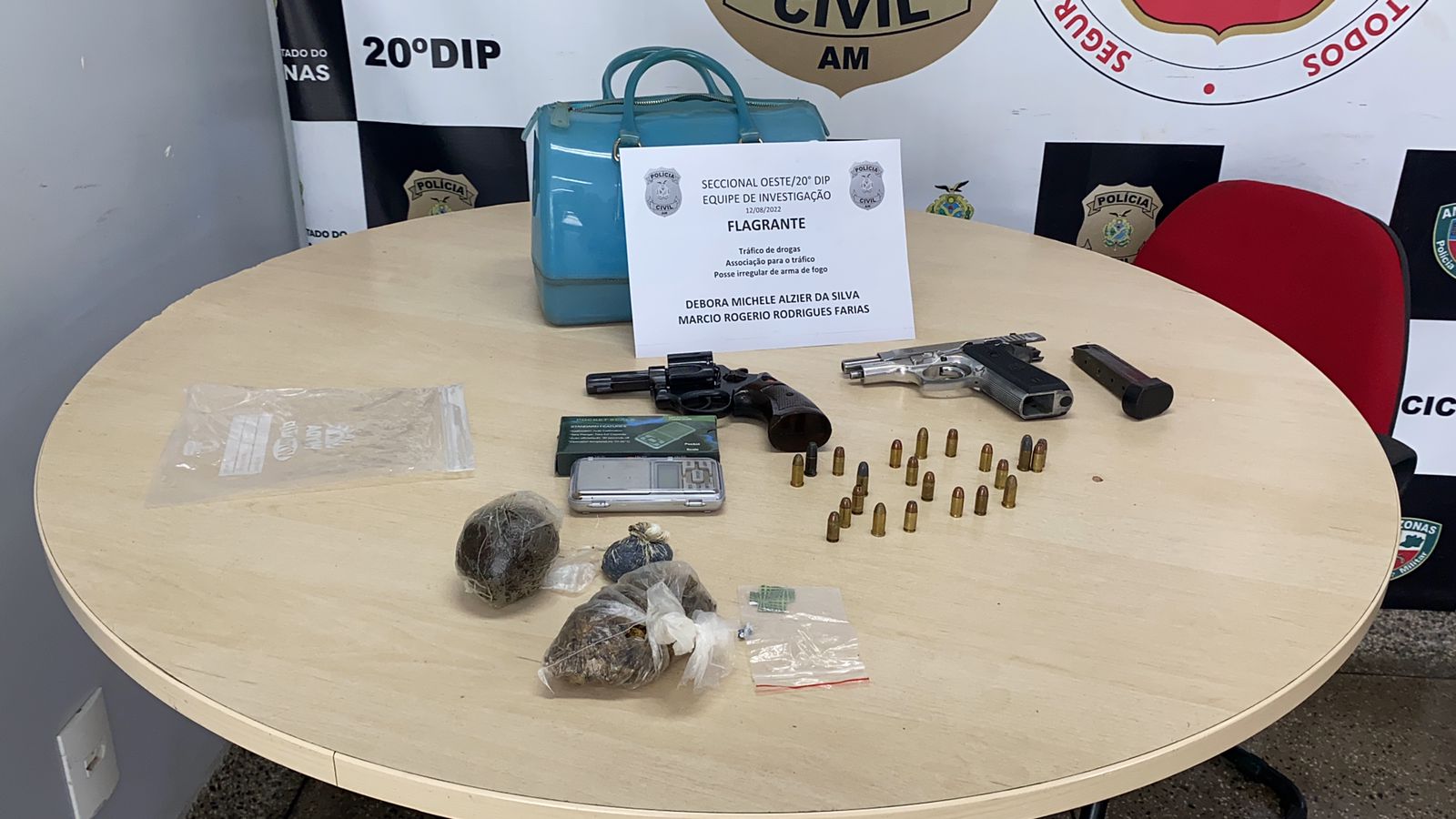 Polícia prende mãe e padrasto durante busca por filho suspeito de assalto em Manaus