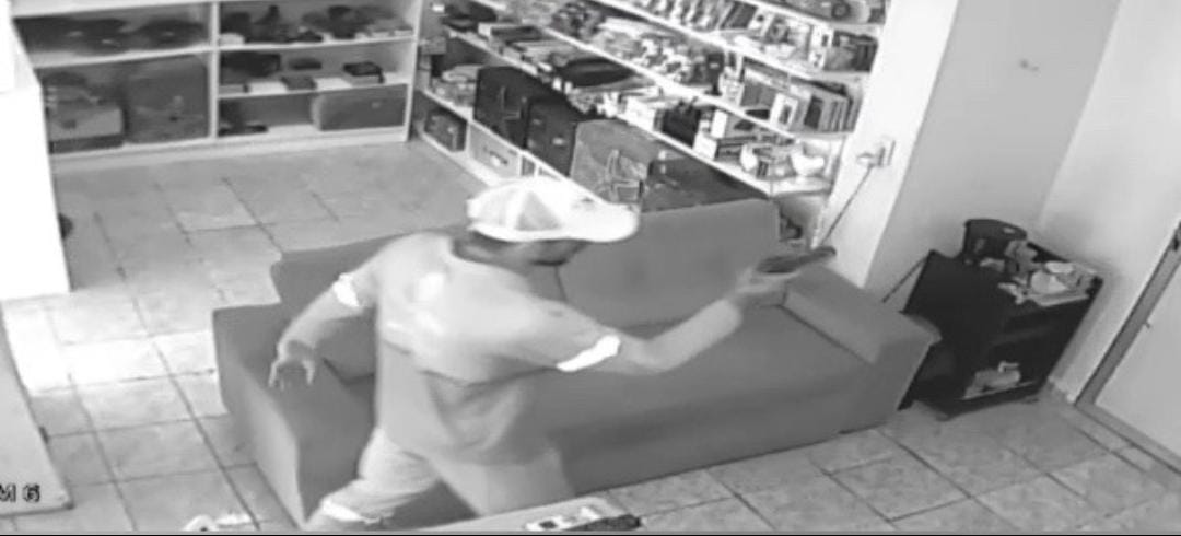 Vídeo mostra técnico sendo executado em loja de som automotivo em Manaus