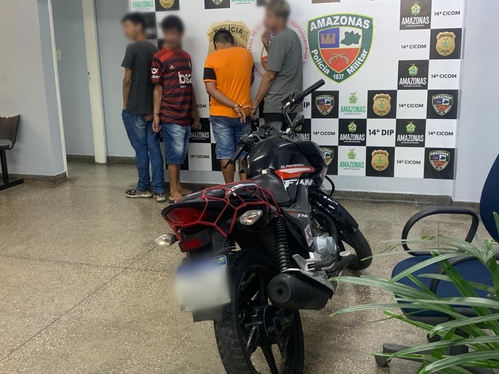 Com arma, criminosos aterrorizam passageiros de ônibus durante assalto em Manaus 