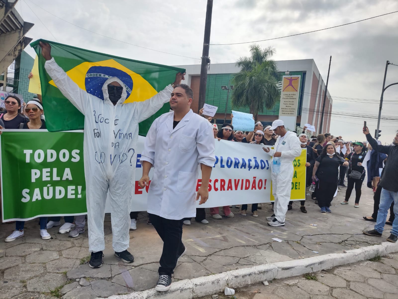 Enfermeiros e técnicos fazem protesto em Manaus contra suspensão de reajuste do piso salarial