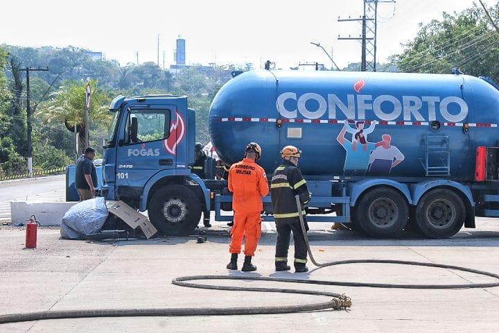 Caminhão de gás que  matou motociclista esmagado na BR-319 corre risco de explodir 