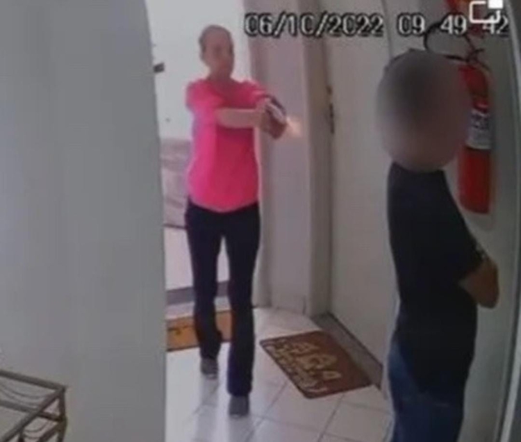 Mulher que atirou nas costas de namorado durante discussão se entrega à polícia