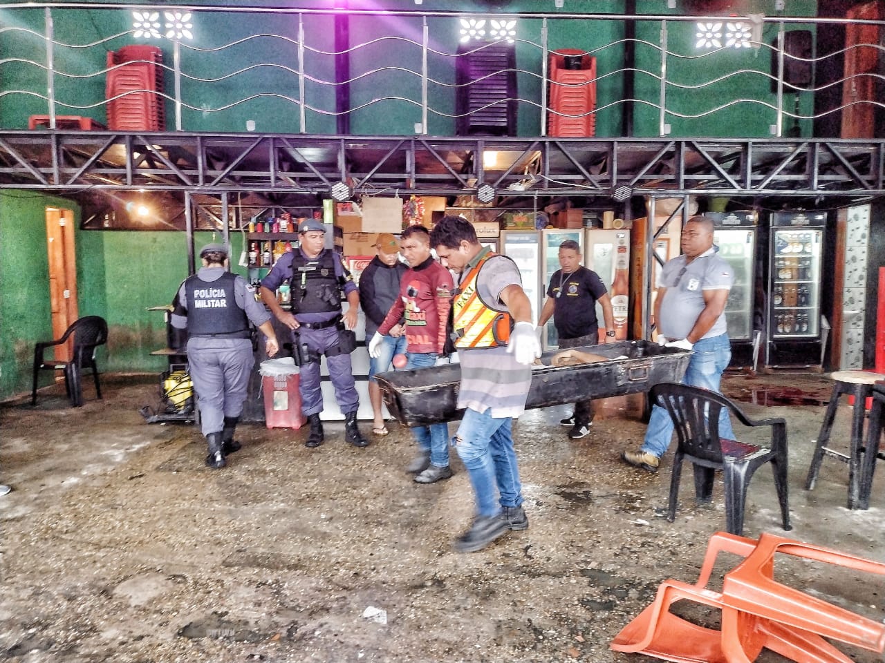 Amigos são crivados de bala em bar de Manaus; um morreu