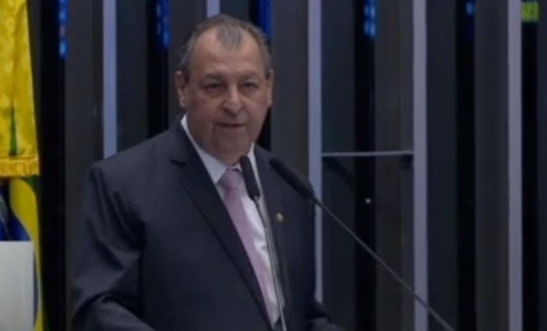 Omar Aziz faz críticas a Jair Bolsonaro durante discurso: '400 mil mortes em suas costas'
