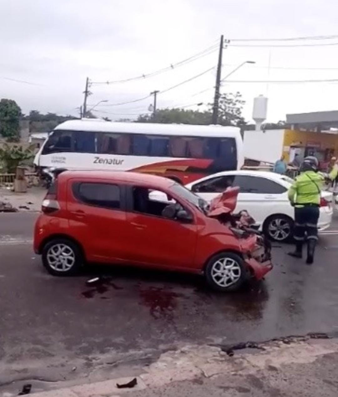 Carro e rota de empresa batem de frente e acidente deixa feridos em avenida de Manaus