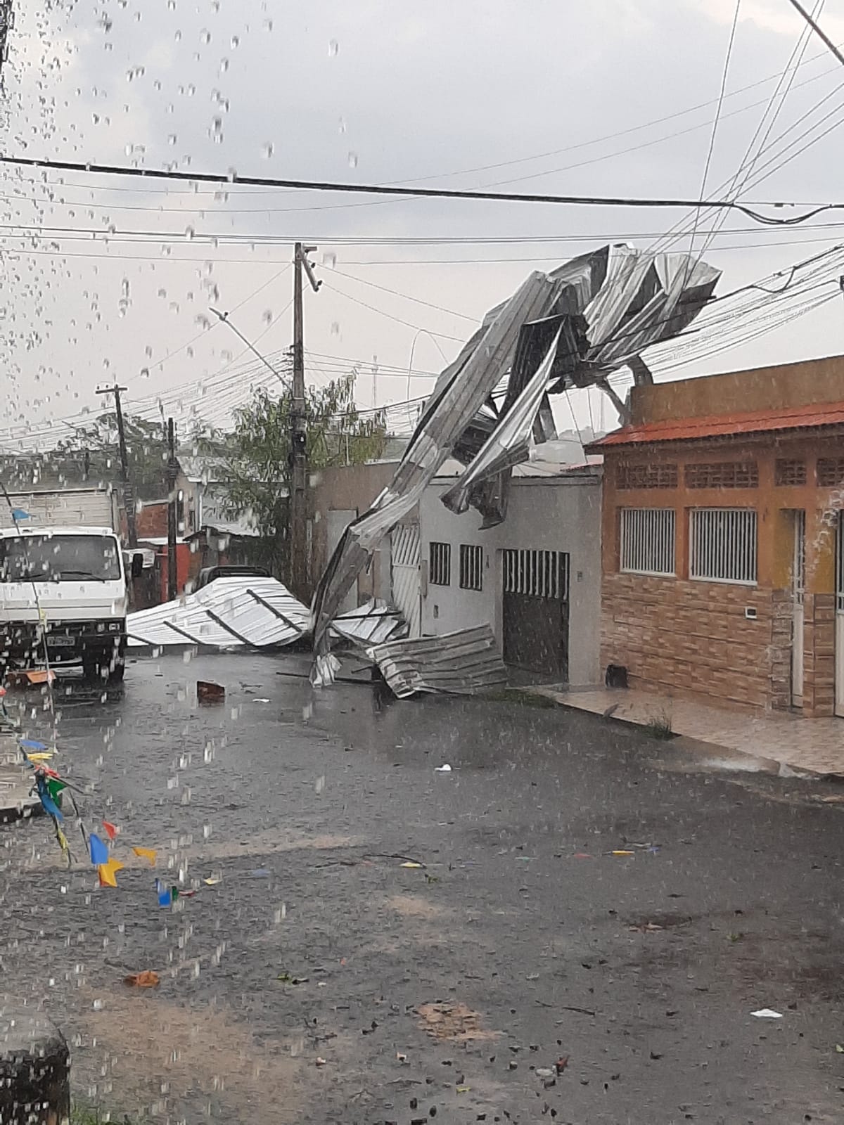 Ventania arranca telhados de casas e deixa moradores sem energia durante chuva em Manaus