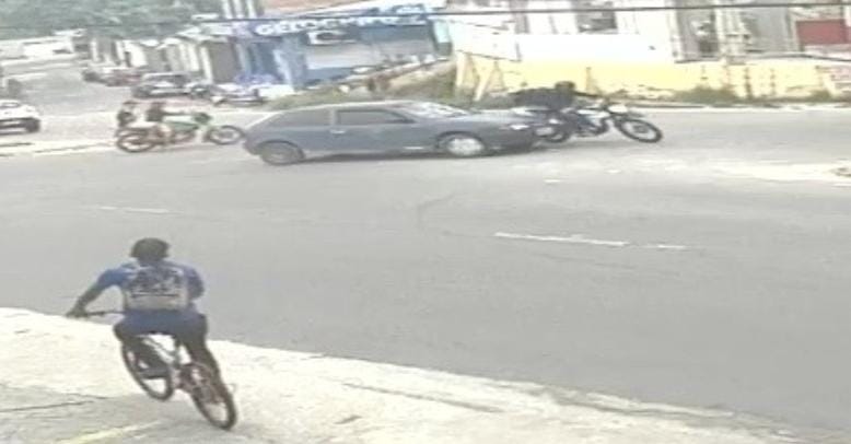 Vídeo mostra motorista sendo morto por criminoso em moto após briga de trânsito em Manaus