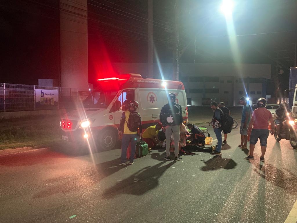 Motoboy tem braço quebrado durante acidente com caminhonete em Manaus