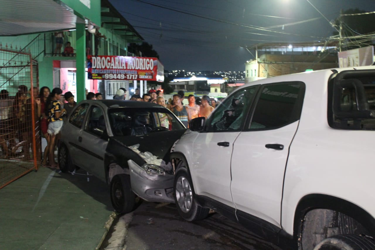 Casal em carro morre após ser baleado e colidir contra veículo em Manaus