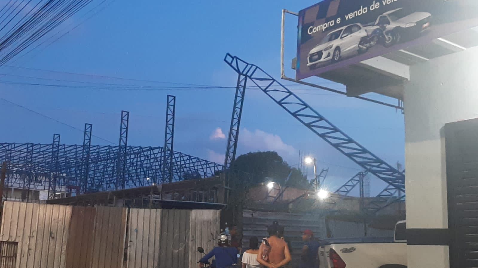 Estrutura de ferro desaba e deixa funcionários de obra feridos em Manaus 