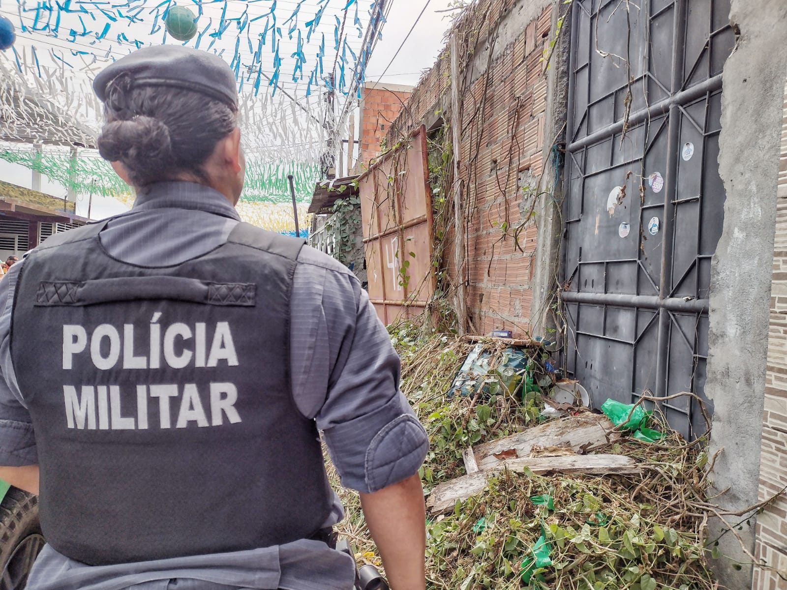 Jovem morto a tijoladas é achado em decomposição em casa abandonada em Manaus