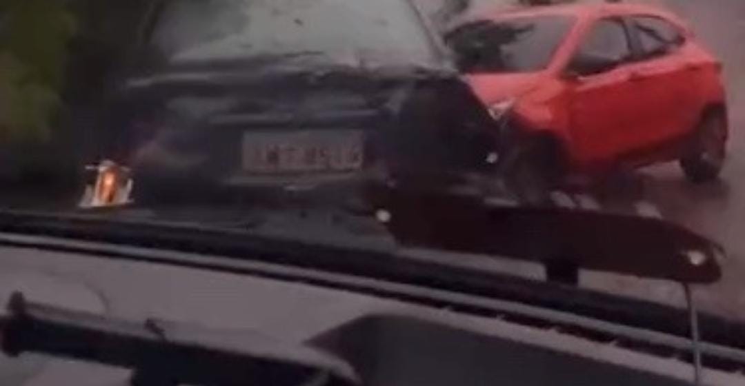 Carros batem de frente em ladeira durante chuva em Manaus; vídeo 