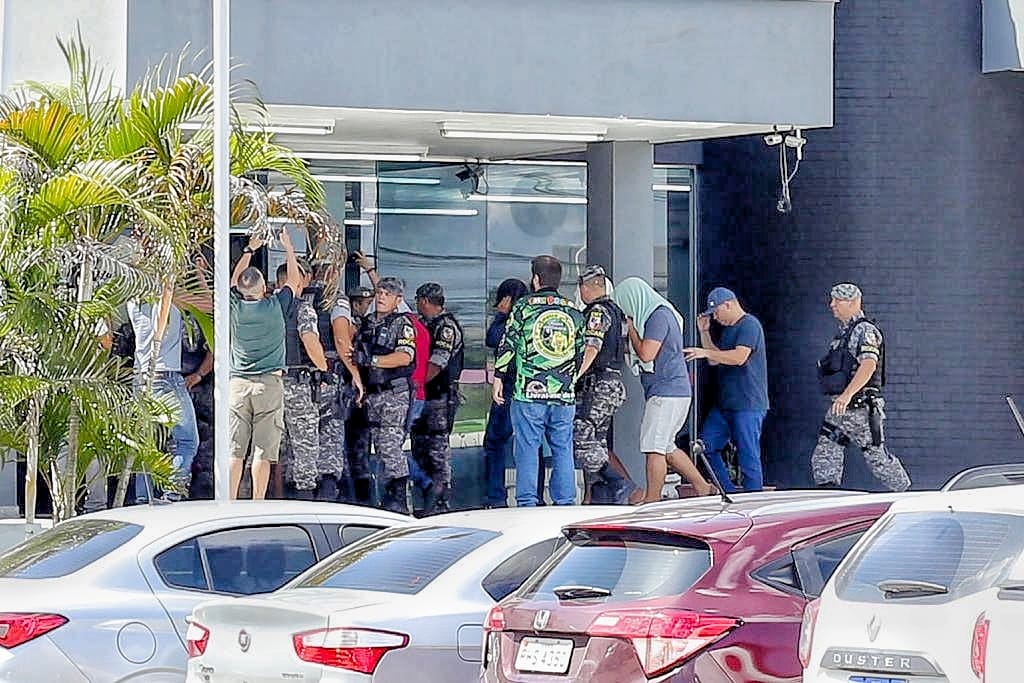 Justiça determina transferência de PMs suspeitos em chacina da AM-010 após ameaças