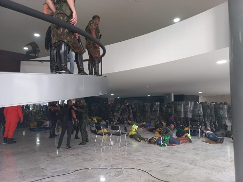 Bolsonaristas presos por atos terroristas serão transferidos para penitenciárias