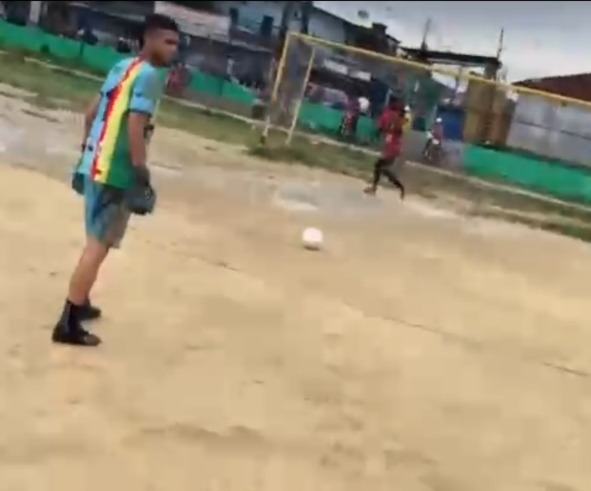 Tiroteio que deixou jogador morto em campo de futebol em Manaus foi exibido em live; veja vídeos