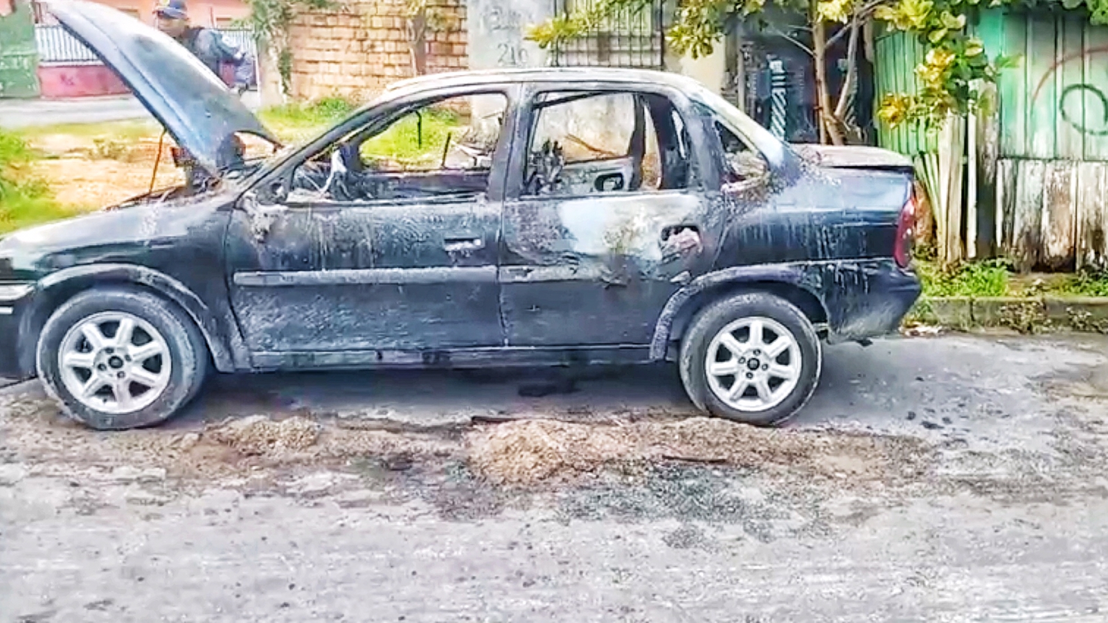 Carro encontrado incendiado pode ter sido usado em triplo homicídio em campo de futebol de Manaus