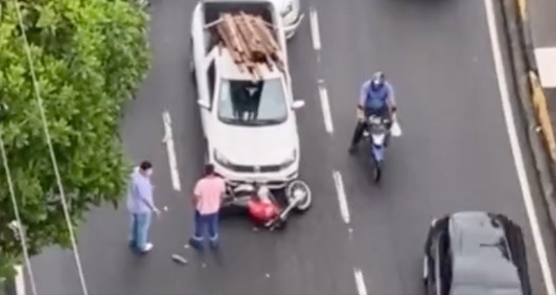 Motociclista fica ferido após engavetamento de carros em avenida de Manaus; vídeo