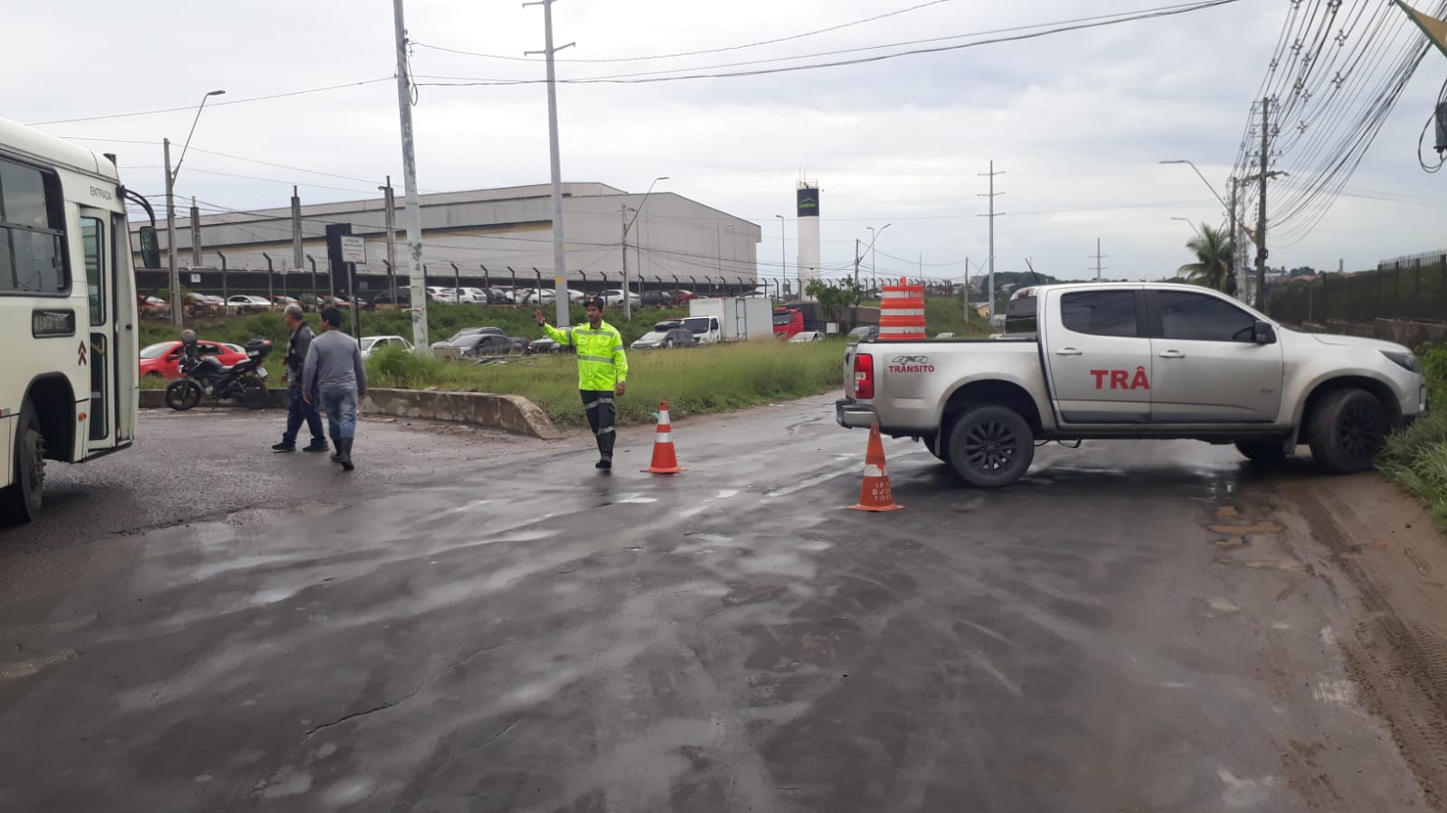 Av. Torquato Tapajós é interditada após baú de caminhão pegar fogo em Manaus