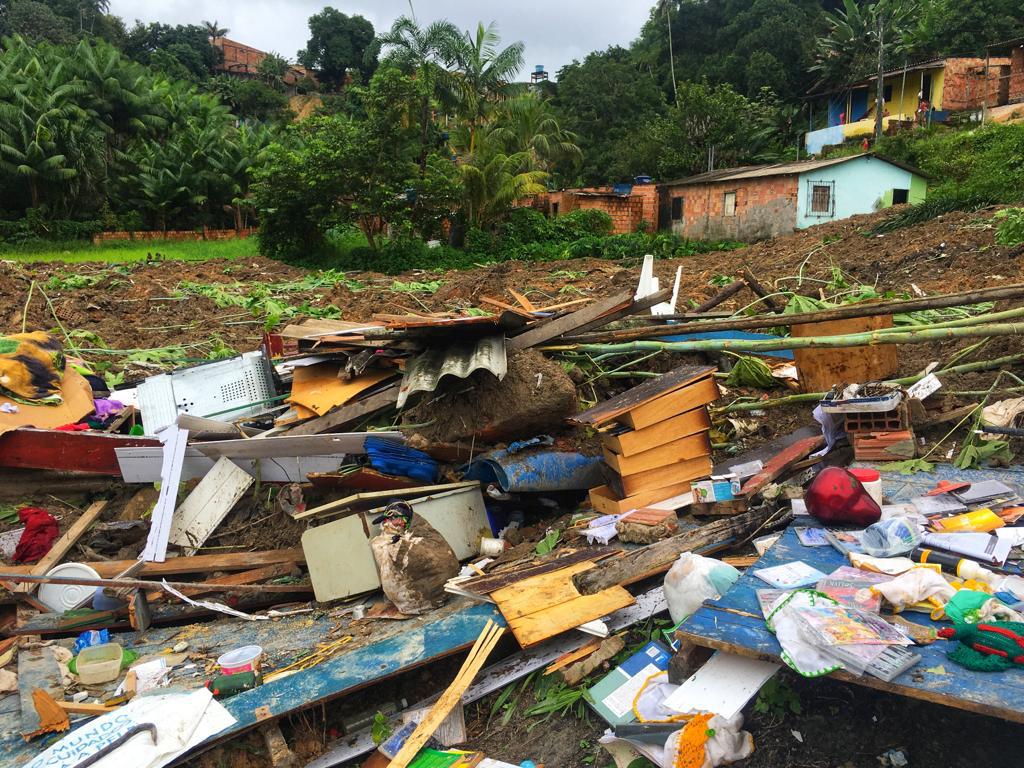 Sobrevivente de deslizamento que 'engoliu' 7 casas em Manaus relata desespero: "Eles estavam enterrados"