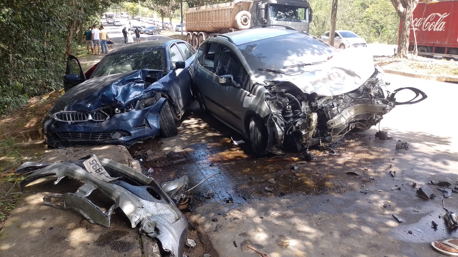 BMW e mais cinco carros ficam destruídos em grave acidente na Avenida do Turismo; vídeos