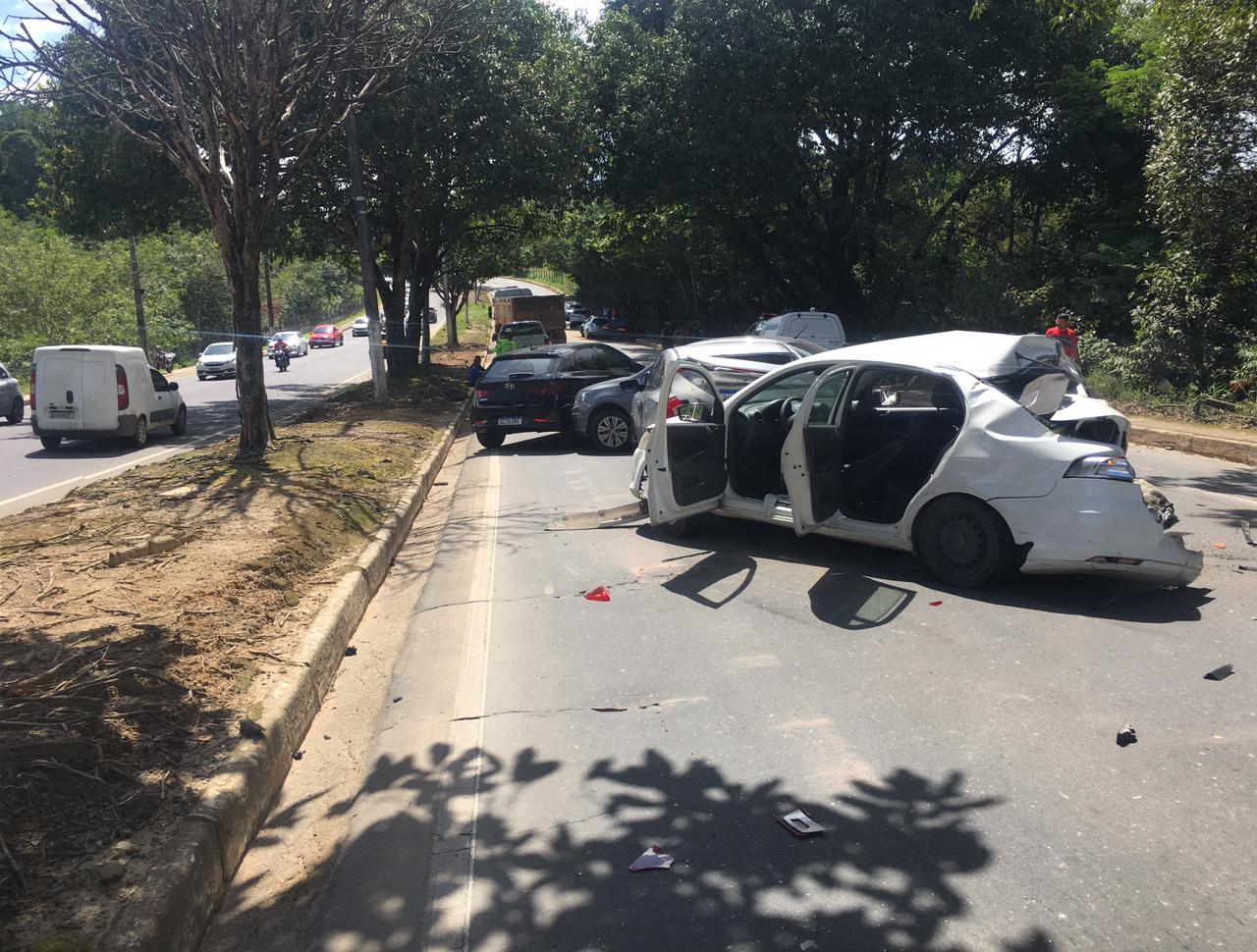 Veículo na contramão causou acidente envolvendo 6 carros e carreta na Avenida do Turismo