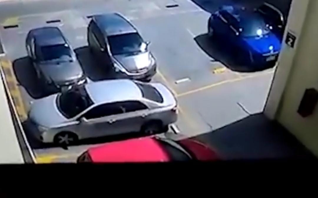 Vídeo mostra carros sendo engolidos por cratera em desabamento em shopping