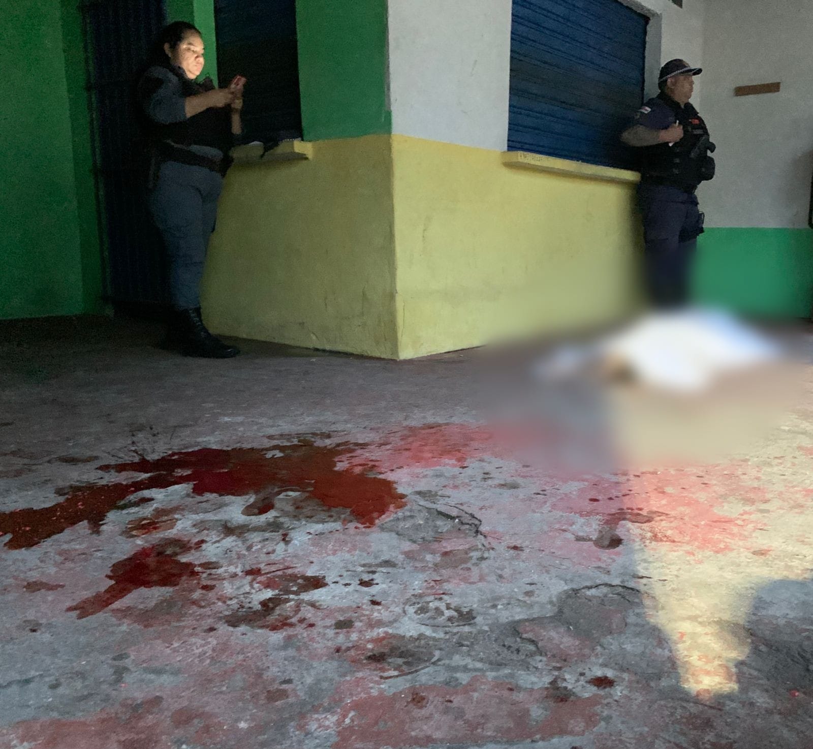 Jovem morre e mulher sobrevive após ser baleada na cabeça em bar de Manaus