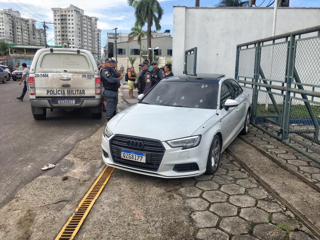 Audi é crivado de balas e motorista morre em Manaus
