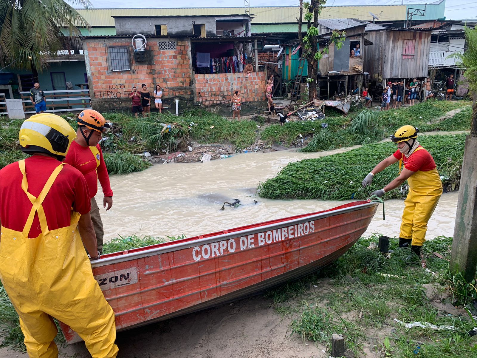 Corpo é encontrado com pés e mãos amarrados em igarapé após temporal em Manaus