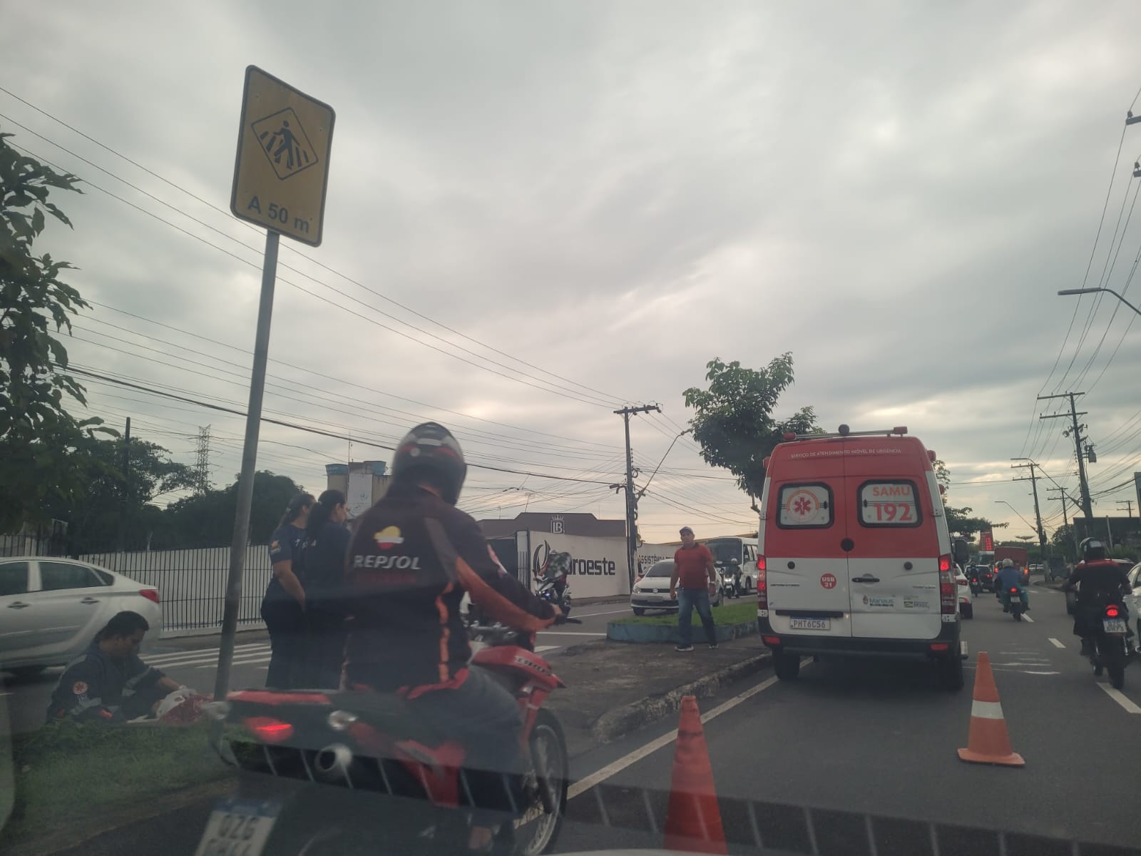 Acidente na avenida Efigênio Sales causa lentidão no trânsito em Manaus 