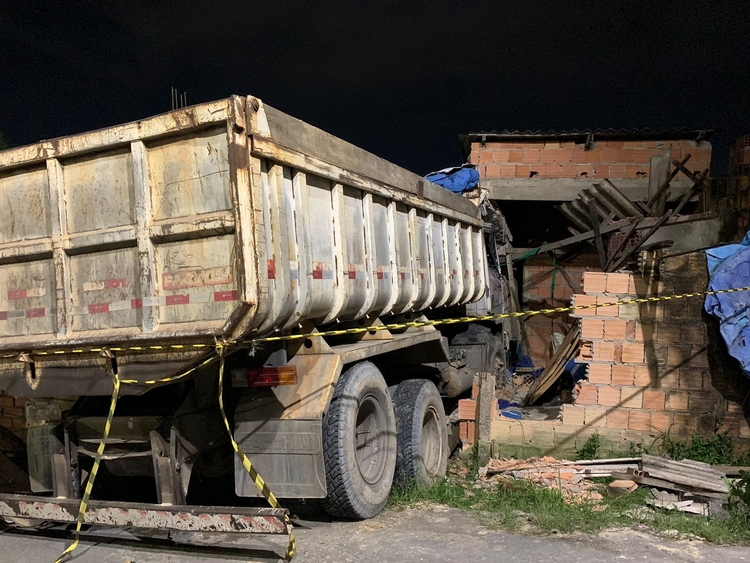Após mais de 15 horas, caçamba que invadiu casa continua no local em Manaus