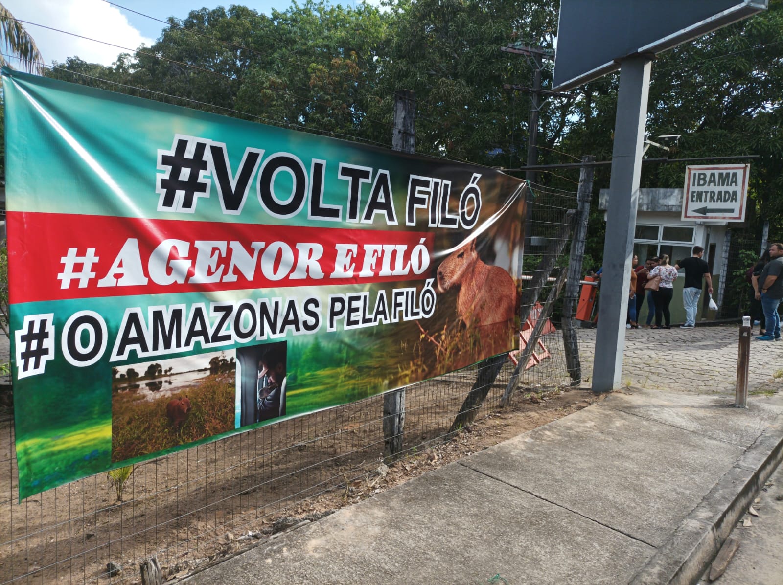 População se mobiliza em frente ao Ibama em prol da capivara Filó; Polícia Federal é acionada