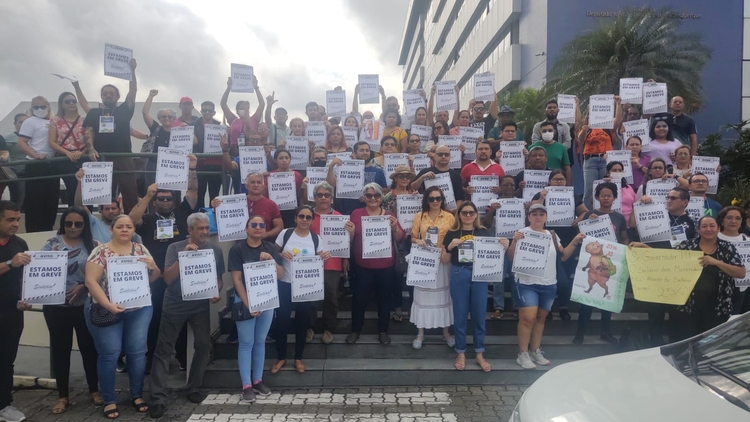Salários de professores em greve são descontados em Manaus
