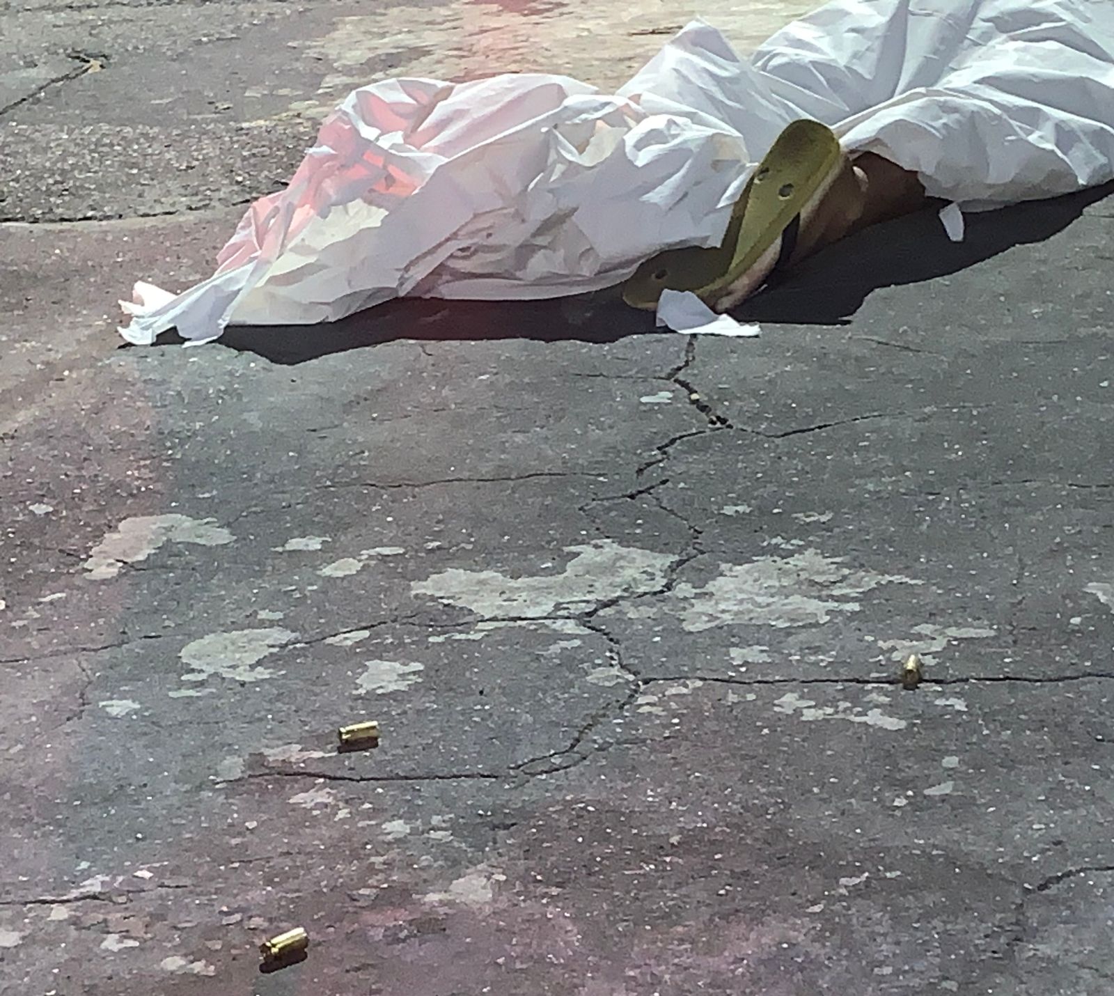 Criminosos em carro matam garupa a sangue frio em Manaus; motociclista fugiu